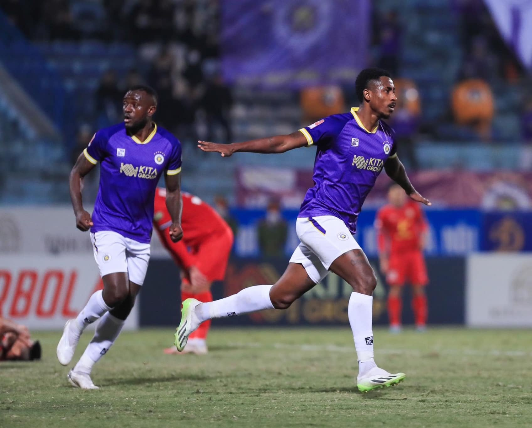 Hòa đội cuối bảng, Hà Nội FC đứt mạch thắng tại V-League